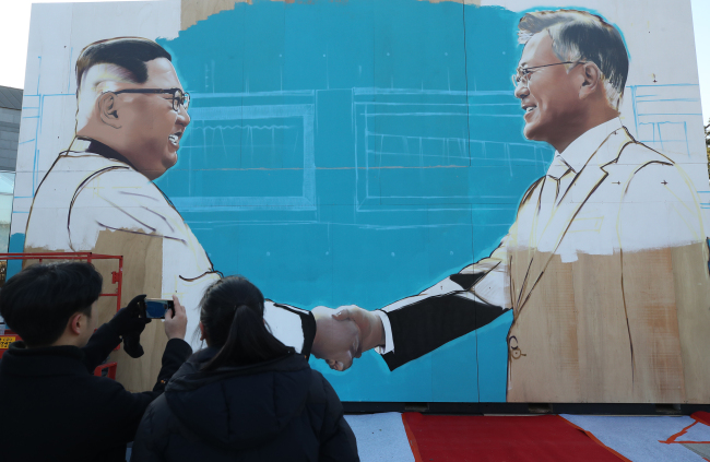 <YONHAP PHOTO-3914> 악수하는 남북정상 미술작품 설치 (서울=연합뉴스) 서명곤 기자 = 7일 오후 서울 종로구 청와대 앞 사랑채 부근에 문재인 대통령과 김정은 북한 국무위원장이 악수하는 모습을 그린 작품이 설치돼 눈길을 끌고 있다. 2018.12.7 photo@yna.co.kr/2018-12-07 15:51:25/ <저작권자 ⓒ 1980-2018 ㈜연합뉴스. 무단 전재 재배포 금지.>
<YONHAP PHOTO-3914> 악수하는 남북정상 미술작품 설치 (서울=연합뉴스) 서명곤 기자 = 7일 오후 서울 종로구 청와대 앞 사랑채 부근에 문재인 대통령과 김정은 북한 국무위원장이 악수하는 모습을 그린 작품이 설치돼 눈길을 끌고 있다. 2018.12.7 photo@yna.co.kr/2018-12-07 15:51:25/ <저작권자 ⓒ 1980-2018 ㈜연합뉴스. 무단 전재 재배포 금지.>