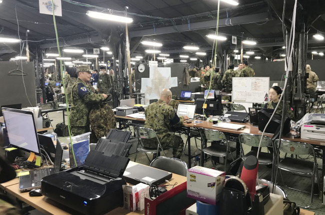 8일 일본 육상자위대와 미 육군이 홋카이도(北海道) 히가시치토세(東千歲) 육상자위대 주둔지에서 미사일과 사이버 공격에 대응한 대규모 도상훈련(지도를 이용한 훈련) '야마사쿠라'를 실시하고 있다. [사진=연합뉴스]