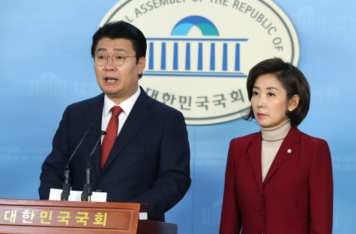 자유한국당 정용기 정책위의장 후보(왼쪽)가 9일 오후 국회 정론관에서 열린 자유한국당 나경원 원내대표 후보의 정책위의장 후보 발표 기자회견에서 출마 소감을 말하고 있다. 사진제공=연합뉴스