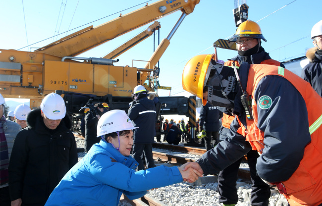 <YONHAP PHOTO-2978> KTX 복구 현장 관계자 격려하는 김현미 장관 (강릉=연합뉴스) 이해용 기자 = 김현미 국토교통부 장관이 9일 강원 강릉시 운산동의 강릉선 KTX 열차 사고 현장을 찾아 복구 작업 관계자들을 격려하고 있다. 2018.12.9 dmz@yna.co.kr/2018-12-09 13:06:23/ <저작권자 ⓒ 1980-2018 ㈜연합뉴스. 무단 전재 재배포 금지.>
<YONHAP PHOTO-2978> KTX 복구 현장 관계자 격려하는 김현미 장관 (강릉=연합뉴스) 이해용 기자 = 김현미 국토교통부 장관이 9일 강원 강릉시 운산동의 강릉선 KTX 열차 사고 현장을 찾아 복구 작업 관계자들을 격려하고 있다. 2018.12.9 dmz@yna.co.kr/2018-12-09 13:06:23/ <저작권자 ⓒ 1980-2018 ㈜연합뉴스. 무단 전재 재배포 금지.>