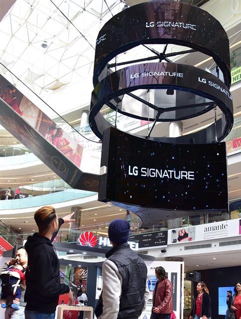 LG전자는 월 평균 150만명 이상이 찾는 인도 델리 최대 쇼핑센터인 엠비언스몰(Ambience Mall)에 대형 올레드 사이니지를 설치했다고 10일 밝혔다. 앞서 LG전자는 지난해 인도에서는 처음으로 구르가온에 있는 엠비언스몰에 대형 올레드 사이니지를 설치한 바 있다. 이번에 LG전자는 55인치 올레드 사이니지 63장을 활용해 가로 5m, 높이 8m 크기의 조형물을 2~3층 높이에 설치, 어느 방향에서 보더라도 잘 보이도록 설계했다. 김기완 LG전자 인도법인장 부사장은 “압도적 화질은 물론 혁신적인 디자인의 올레드 사이니지를 주요 거점 도시로 지속 확대할 계획”이라고 밝혔다.  [제공=LG전자]