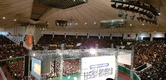 [8일 오후 서울 송파구 잠실학생체육관에서 열린 ‘2018 진학사 정시 합격전략 설명회’. 학부모와 수험생들로 실내가 가득찬 모습. 김유진 기자/kacew@heraldcorp.com]