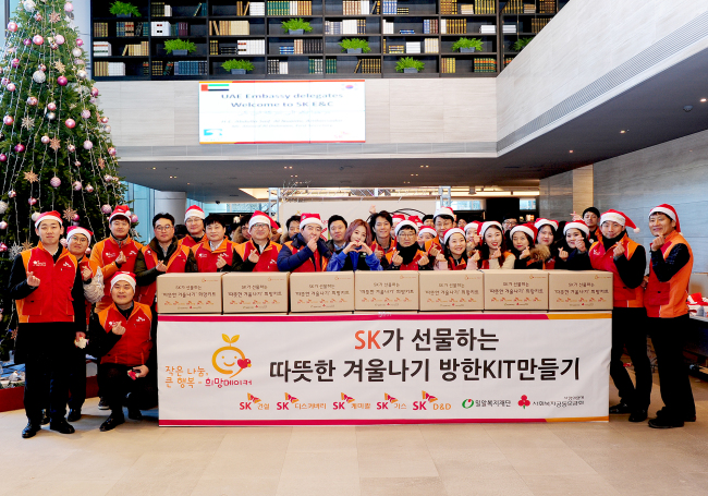 SK건설과 밀알복지재단은 7일 서울 종로구 수송동 ‘지 플랜트’(G.plant) 사옥에서 희망메이커 후원가정에 보내줄 방한키트를 제작하는 봉사활동을 벌였다고 10일 밝혔다.<br />SK건설 임직원과 래퍼 키썸(검은색 조끼 착용)이 행사를 마치고 기념 촬영을 하고 있다.<br />[사진=SK건설]
SK건설과 밀알복지재단은 7일 서울 종로구 수송동 ‘지 플랜트’(G.plant) 사옥에서 희망메이커 후원가정에 보내줄 방한키트를 제작하는 봉사활동을 벌였다고 10일 밝혔다.
SK건설 임직원과 래퍼 키썸(검은색 조끼 착용)이 행사를 마치고 기념 촬영을 하고 있다.
[사진=SK건설]