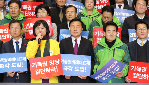 바른미래당, 민주평화당, 정의당 대표 및 의원들이 7일 오전 국회 로텐더홀 계단에서 "정치개혁 거부하는 기득권 야합 규탄한다! " 야3당 연동형비례대표제 촉구대회를 열고 발언하고 있다. (사진=연합뉴스)