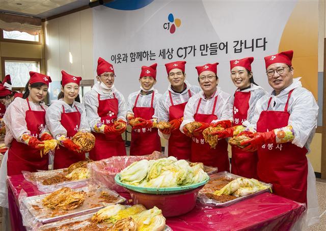 지난 7일 오후 서울시 동작구 서울시립발달장애인복지관에서 박근희 CJ주식회사 부회장(오른쪽 세번째)과 임직원들이 김장 봉사활동에 참여하고 있다.   [제공=CJ그룹]