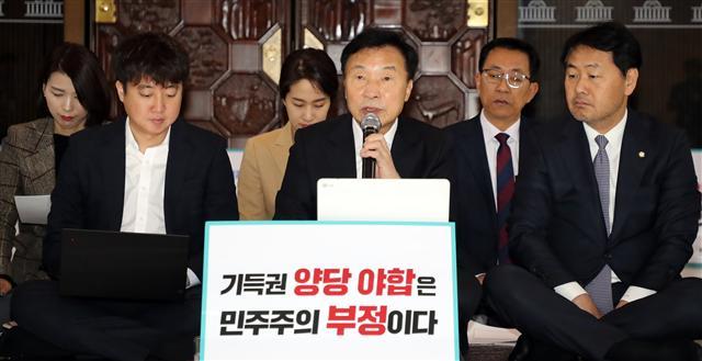 단식 5일째인 바른미래당 손학규 대표가 10일 국회 로텐더홀에서 열린 최고위원회의에서 발언하고 있다. 이날 당대표 취임 100일을 맞은 손 대표는 문재인 정부를 향해 “김정은 위원장의 답방을 지지율 제고 수단으로 생각한다면 큰 오산”이라며 “떨어지는 경제 성장률에 망가지는 서민경제를 회복시키지 않고서는 지지율은 결코 오르지 않을 것”이라고 지적했다.  [연합뉴스]