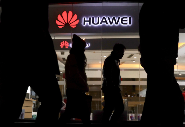 <YONHAP PHOTO-4761> Pedestrians walk past a Huawei retail shop in Beijing Thursday, Dec. 6, 2018. China on Thursday demanded Canada release a Huawei Technologies executive who was arrested in a case that adds to technology tensions with Washington and threatens to complicate trade talks. (AP Photo/Ng Han Guan)/2018-12-06 20:29:52/ <저작권자 ⓒ 1980-2018 ㈜연합뉴스. 무단 전재 재배포 금지.>
<YONHAP PHOTO-4761> Pedestrians walk past a Huawei retail shop in Beijing Thursday, Dec. 6, 2018. China on Thursday demanded Canada release a Huawei Technologies executive who was arrested in a case that adds to technology tensions with Washington and threatens to complicate trade talks. (AP Photo/Ng Han Guan)/2018-12-06 20:29:52/ <저작권자 ⓒ 1980-2018 ㈜연합뉴스. 무단 전재 재배포 금지.>