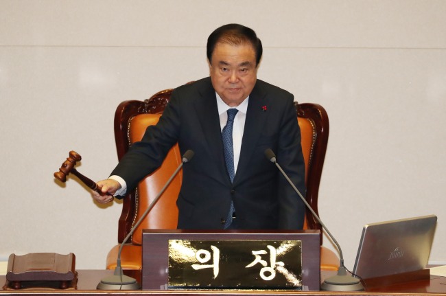 문희상 국회의장이 8일 새벽 국회 본회의장에서 열린 본회의에서 2019년 예산안이 가결되었음을 선포하고 있다.[사진=연합뉴스]
문희상 국회의장이 8일 새벽 국회 본회의장에서 열린 본회의에서 2019년 예산안이 가결되었음을 선포하고 있다.[사진=연합뉴스]