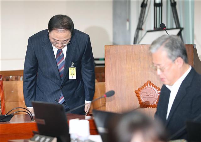 홍남기 경제부총리 후보자의 취임을 앞두고 2기 경제팀에 대한 기대와 우려가 교차하고 있다. 홍 후보자가 지난 4일 국회 기획재정위원회에서 열린 자신의 인사청문회에서 선서에 앞서 인사를 하고 있다. [헤럴드DB]