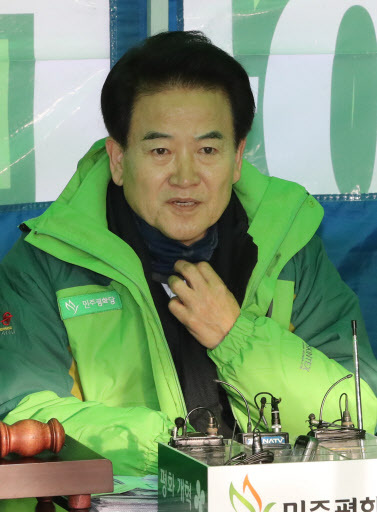 민주평화당 정동영 대표가 10일 오전 국회 본청 계단 앞 선거제도 개혁 관철 천막 당사에서 열린 최고위원회의에서 발언하고 있다. [사진=연합뉴스]