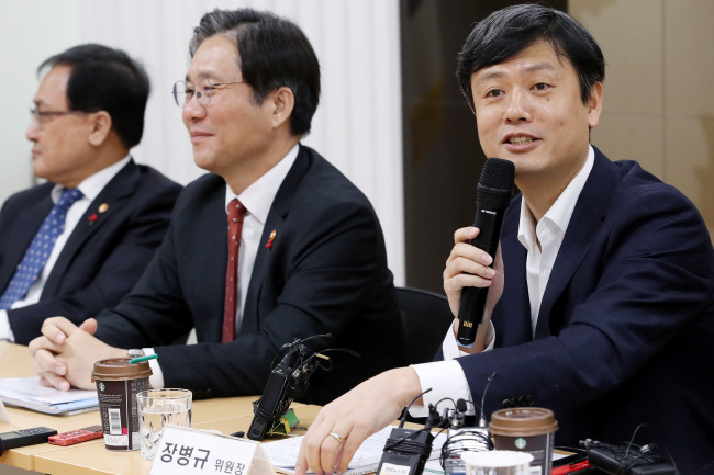 Chang Byung-gyu (right), head of the Presidential Committee on the Fourth Industrial Revolution, addresses a meeting attended by Minister of Trade, Industry and Energy Sung Yun-mo (center) and other related officials at the KT office in Seoul on Monday.  (Yonhap)
