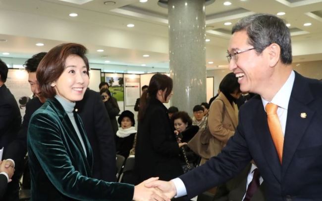 This photo, taken on Dec. 10, 2018, shows Rep. Na Kyung-won (left) and Rep. Kim Hack-yong, who are competing for the main opposition Liberty Korea Party's floor leader position in an election slated for the following day. (Yonhap)