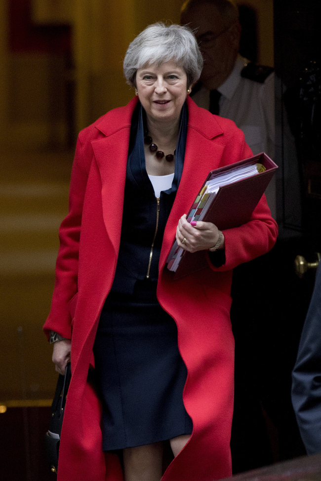 <YONHAP PHOTO-4646> epa07221435 (FILE) - British Prime Minister Theresa May preparefor Prime Minister's Questions at teh House of Commons as she leaves 10 Downing Street, central London, Britain, 28 November 2018, (reissued 10 December 2018). Media reports on 10 December 2018 state that Theresa May is to make a statement to British Membersof Parliament later in the day amid reports the the Meaningful Vote due to take place on 11 December 2018 on her Brexit deal is being delayed. EPA/RICK FINDLER/2018-12-10 21:38:50/ <저작권자 ⓒ 1980-2018 ㈜연합뉴스. 무단 전재 재배포 금지.>
<YONHAP PHOTO-4646> epa07221435 (FILE) - British Prime Minister Theresa May preparefor Prime Minister's Questions at teh House of Commons as she leaves 10 Downing Street, central London, Britain, 28 November 2018, (reissued 10 December 2018). Media reports on 10 December 2018 state that Theresa May is to make a statement to British Membersof Parliament later in the day amid reports the the Meaningful Vote due to take place on 11 December 2018 on her Brexit deal is being delayed. EPA/RICK FINDLER/2018-12-10 21:38:50/ <저작권자 ⓒ 1980-2018 ㈜연합뉴스. 무단 전재 재배포 금지.>