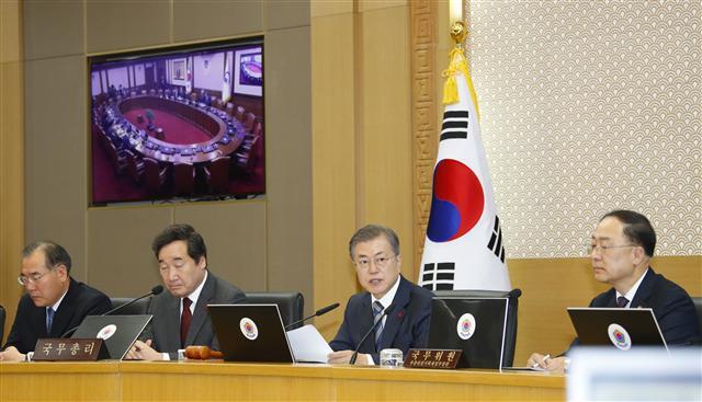 문재인 대통령이 11일 오전 정부세종청사에서 열린 국무회의를 주재하고 있다. 문 대통령이 세종시에서 국무회의를 여는 것은 취임 후 처음이다.   [연합뉴스]