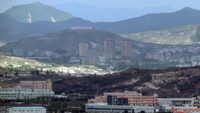 This file photo, taken on May 15, 2017, from the Dora Observatory in Paju, north of Seoul, shows the now-shuttered joint industrial park (front) in the North Korean city of Kaesong. (Yonhap)