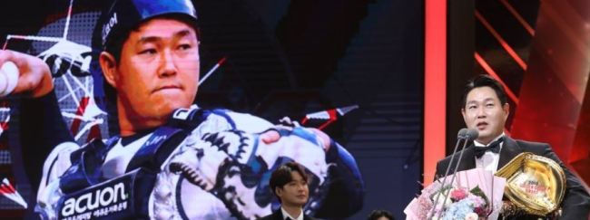 Free agent catcher Yang Eui-ji speaks on stage after winning his fourth career Golden Glove in the Korea Baseball Organization during an awards ceremony in Seoul on Dec. 10, 2018. Yang signed a four-year contract with the NC Dinos on Dec. 11, 2018. (Yonhap)