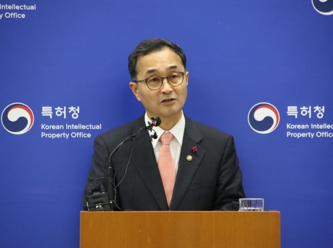 Korean Intellectual Property Office Commissioner Park Won-joo on Tuesday presents the government’s mid-term plan to expand IP-based financing for small-sized tech firms. (KIPO)