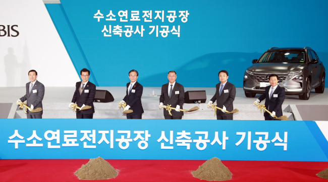 Minister of Trade, Industry and Energy Sung Yun-mo (third from left) and Hyundai Motor Executive Vice Chairman Chung Eui-sun (fourth from left) break ground for Hyundai Mobis’ second hydrogen fuel cell stack factory in Chungju, North Chungcheong Province. (Yonhap)