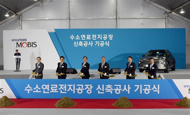 11일 현대모비스 충주 수소 연료전지시스템 제2공장 신축 기공식에서 주요 참석자들이 시삽 행사를 하고 있다. 왼쪽부터 조길형 충주시장, 이시종 충청북도지사, 성윤모 산업통상자원부 장관, 정의선 현대자동차그룹 수석부회장, 정진행 현대자동차 사장, 임영득 현대모비스 사장. [제공=현대자동차그룹]