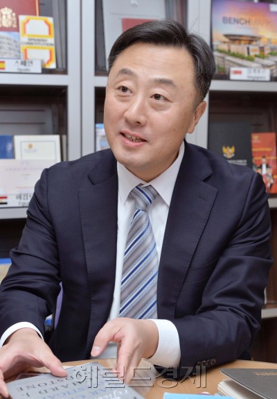 김성진 헌법연구관이 지난 6일 서울시 종로구 재동 헌법재판소에서 인터뷰하고 있다. [사진=정희조 기자]