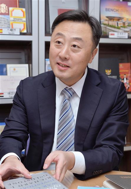 △미국 루이지애나 주립대 로스쿨 J.D △남아프리카공화국 헌법재판소 재판연구원 △헌법연구원 국제조사연구팀장 △베니스위원회 헌법재판공동위원회 위원 △베니스위원회 한국 담당 연락관 △헌법재판연구원 비교헌법연구팀장 △헌법재판소 국제심의관