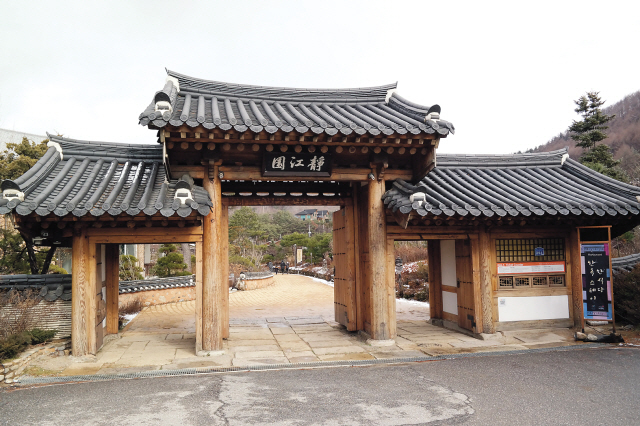 평창강 상류 금당계곡 초입부에 자리잡고 있는 정강원 입구. ‘식객’ 촬영지로 유명세를 탄 정강원은 평창 동계올림픽을 계기로 한국의 대표적인 전통 음식 및 숙박 체험 시설로 외국인들에게도 큰 인기를 끌고 있다.  [헤럴드경제]