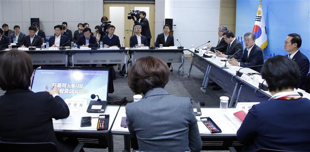 문재인 대통령이 11일 오후 정부세종청사 고용노동부에서 ‘포용적 노동시장, 사람 중심 일자리’라는 주제로 열린 2019년도 고용노동부 업무보고에서 발언하고 있다.  [연합뉴스]