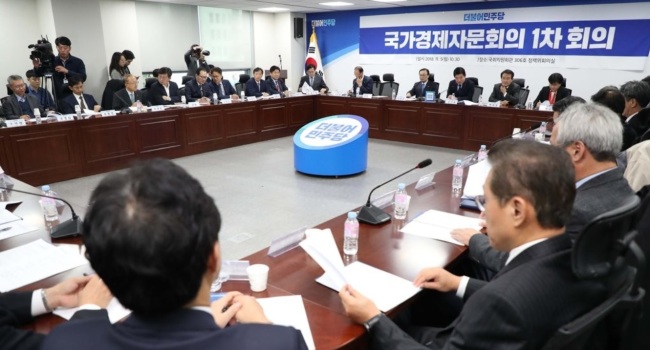더불어민주당 국가경제자문회의가 11월5일 1차 회의를 열고 활동을 시작했다. 김진표 의장이 발언하고 있다.[사진=연합뉴스]
더불어민주당 국가경제자문회의가 11월5일 1차 회의를 열고 활동을 시작했다. 김진표 의장이 발언하고 있다.[사진=연합뉴스]