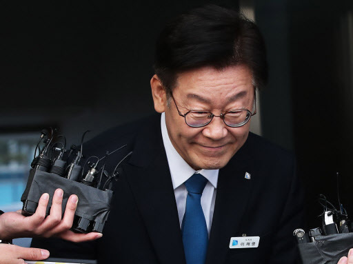 이재명 경기도지사가 11일 오후 경기도 수원시 경기도청에서 검찰의 수사결과 발표 관련 입장을 밝힌 후 청사로 들어가고 있다. 검찰은 이날 공직선거법상 허위사실공표 등 혐의를 받는 이 지사를 기소하고 부인 김 씨는 불기소 처분했다. (사진=연합뉴스)