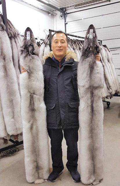 디와이물산 이경원 대표가 판장작업을 마친 모피 원피를 소개하고 있다.