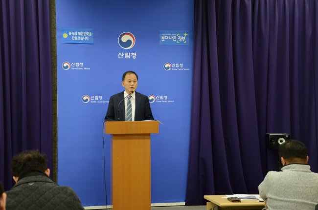 [사진설명=박종호 산림청 차장이 12일 정부 대전청사 브리핑룸에서 가리왕산 활강경기장 전면복원에 대한 입장을 발표하고 있다]