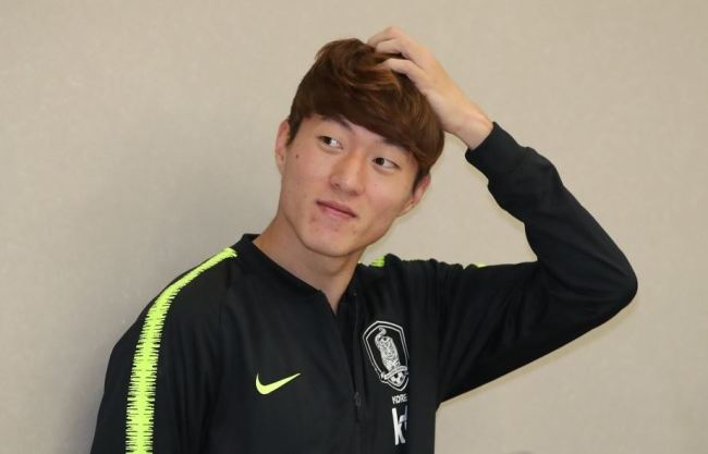 This file photo taken Nov. 21, 2018, shows South Korea national football team striker Hwang Ui-jo at Incheon International Airport, west of Seoul. (Yonhap)