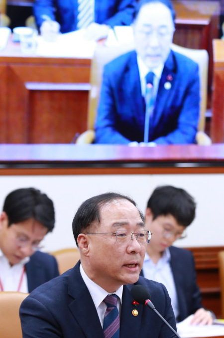 홍남기 경제부총리 겸 기획재정부 장관이 12일 오후 서울 세종대로 정부서울청사에서 열린 1차 경제 활력 대책회의에 참석해 모두 발언을 하고 있다. ［사진=연합뉴스］