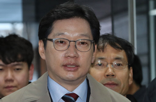 '드루킹' 댓글 조작 공모 혐의를 받는 김경수 경남지사가 속행공판을 받기 위해 7일 오전 서울 서초구 서울중앙지법으로 들어서며 취재진의 질문에 답하고 있다. (사진=연합뉴스)