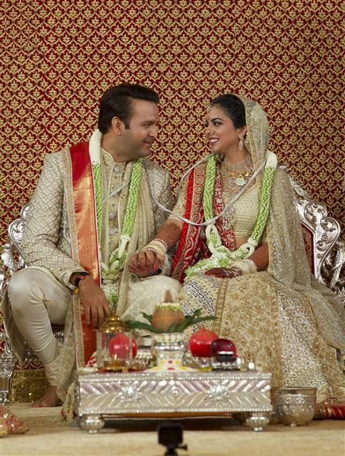 <YONHAP PHOTO-0564> In this handout photo released by Reliance Industries Limited, newlyweds Isha Ambani, right, and Anand Piramal sit holding hands in Mumbai, India. In a season of big Indian weddings, the Wednesday marriage of the scions of two billionaire families might be the biggest of them all. Isha is the Ivy League-educated daughter of industrialist Mukesh Ambani, thought to be India's richest man. The groom is the son of industrialist Ajay Piramal, thought to be worth $10 billion. (Reliance Industries Limited via AP)/2018-12-13 03:04:43/ <저작권자 ⓒ 1980-2018 ㈜연합뉴스. 무단 전재 재배포 금지.>