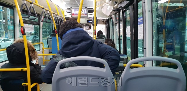 [서울 시내를 달리며 자주 정차하는 시내버스에는 안전띠가 설치돼 있지 않다. 높이가 높은 좌석도 많아 앉고 일어설 때마다 불안하다는 시민들도 많다. 김유진 기자/kacew@heraldcorp.com]