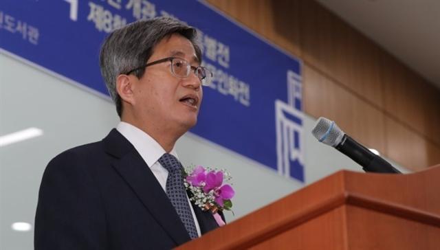 김명수 대법원장이 11일 오후 경기도 고양시 장항동 사법연수원에서 열린 법원도서관 이전 개관식에서 인사말하고 있다.  [연합뉴스]