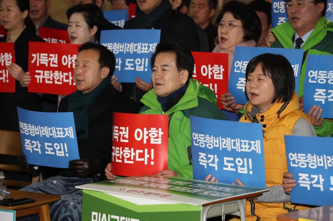 바른미래당, 민주평화당, 정의당 등 야3당 대표 및 소속의원과 당직자들이 12일 국회 본청 로텐더홀에서 연동형 비례대표제를 촉구하는 피켓시위를 하고 있다.[사진=연합뉴스]
바른미래당, 민주평화당, 정의당 등 야3당 대표 및 소속의원과 당직자들이 12일 국회 본청 로텐더홀에서 연동형 비례대표제를 촉구하는 피켓시위를 하고 있다.[사진=연합뉴스]