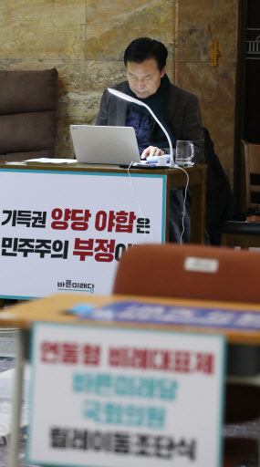 [선거제 개혁 합의를 요구하며 단식농성 중인 바른미래당 손학규 대표가 14일 오전 국회 로텐더홀에서 9일째 단식을 이어가고 있다. 사진제공=연합뉴스]