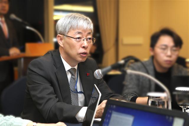 정책기획위원회 산하 신남방정책특별위원회의 김현철 위원장이 14일 서울 소공동 롯데호텔에서 진행된 금융권 간담회에서 신 남방 진출에 대한 금융권의 건의사항을 공유했다.