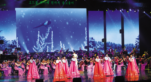 1.평창동계올림픽 북한 참가를 기념해 한국을 방문한 삼지연 관현악단. 2.사이먼래틀과 런던심포니 내한공연. 3.월드 발레 스타 스베틀라나 자하로바의 ‘라 바야데르’ 공연 장면. 4.바이올리니스트 정경화와 피아니스트 조성진의 듀오 콘서트