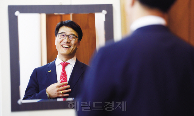 15년전 ‘나의 꿈 10억 만들기’ 책을 펴내 ‘10억 열풍’을 불러일으킴과 동시에 근로자들에게 재테크 희망을 안겨주었던 김대중 대한지방행정공제회 감사. 그 역시 맨손으로 인생을 개척한 사람으로서, 돈과 행복의 함수관계에 대한 자신의 경험과 철학을 이웃과 나누고 싶다고 했다. 그래서일까. 거울 앞에 선 그의 모습에선 여유가 느껴진다.
사진=박해묵 기자/mook@