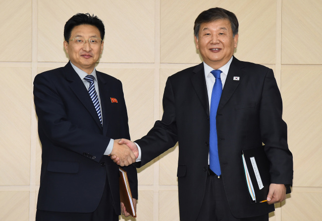 North Korean Vice Sports Minister Won Kil-u (L) and his South Korean counterpart, Roh Tae-kang. (Yonhap)