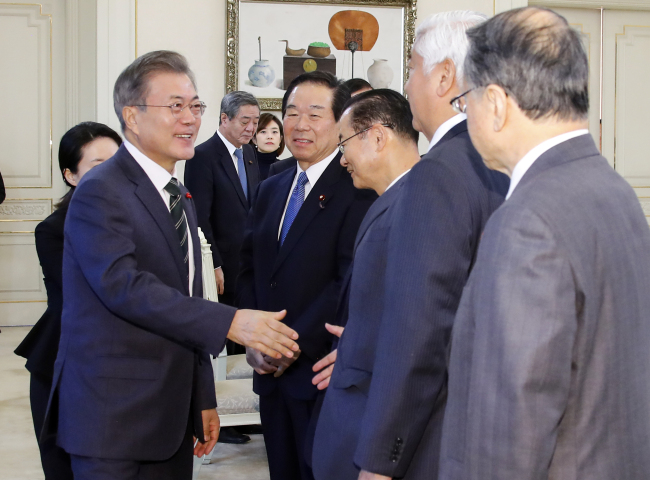 President Moon Jae-in (L) meeting with the group of Japanese lawmakers seeking to promote ties between South Korea and Japan on Dec. 14. (Yonhap)