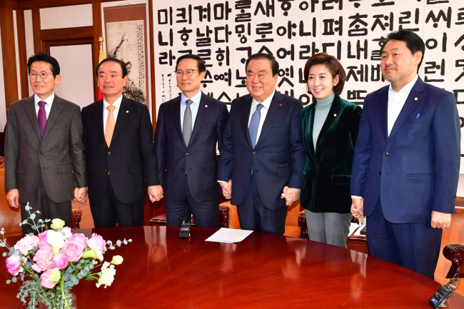 문희상 국회의장이 14일 오전 국회에서 더불어민주당 홍영표, 자유한국당 나경원 원내대표 등 5개 정당 원내대표들과 회동하고 있다. 원탁 왼쪽부터 정의당 윤소하 원내대표, 민주평화당 장병완 원내대표, 더불어민주당 홍영표 원내대표, 문희상 의장, 자유한국당 나경원 원내대표, 바른미래당 김관영 원내대표.[사진=연합뉴스]
문희상 국회의장이 14일 오전 국회에서 더불어민주당 홍영표, 자유한국당 나경원 원내대표 등 5개 정당 원내대표들과 회동하고 있다. 원탁 왼쪽부터 정의당 윤소하 원내대표, 민주평화당 장병완 원내대표, 더불어민주당 홍영표 원내대표, 문희상 의장, 자유한국당 나경원 원내대표, 바른미래당 김관영 원내대표.[사진=연합뉴스]