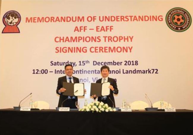 In this photo provided by the Korea Football Association, Chung Mong-gyu (right), head of the East Asian Football Federation, and Maj. Gen. Khiev Sameth, deputy president of the ASEAN Football Federation, pose with an agreement they signed on Dec. 15, 2018, in Hanoi, Vietnam, to organize biennial matches between the EAFF and AFF champions. (Yonhap)