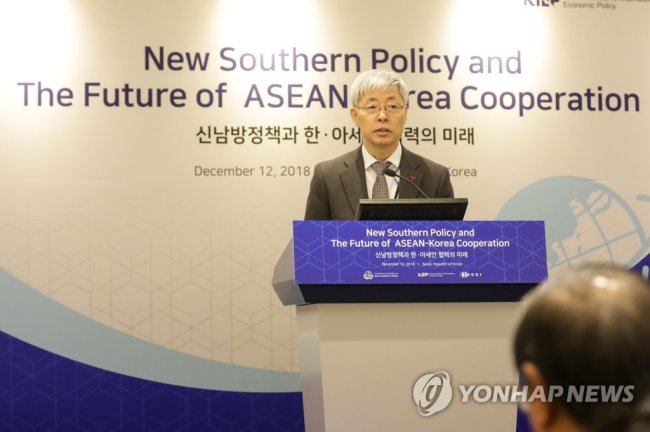 Kim Hyun-chul, presidential adviser for economic affairs, who heads the Presidential Committee on the New Southern Policy, speaks in Seoul on Wednesday during a seminar on economic cooperation with the region. (Yonhap)