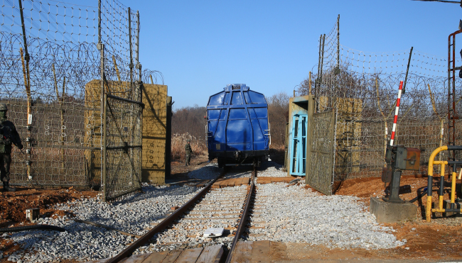 A train selected for the two Koreas' joint inspection of the Gyeongui Line, running through the west coast of the Korean Peninsula enters the demilitarized zone bisecting the Koreas on Nov. 30. (Yonhap)