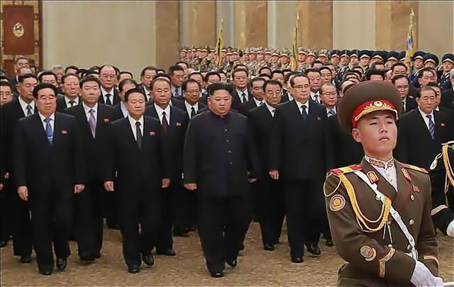 김정은 북한 국무위원장이 김정일 국방위원장의 7주기를 맞아 금수산태양궁전을 찾아 참배했다고 노동당 기관지 노동신문이 17일 보도했다. 사진은 김 위원장과 노동당 중앙위원회 부위원장들과 부장들이 참배하는 모습.  [연합뉴스]
