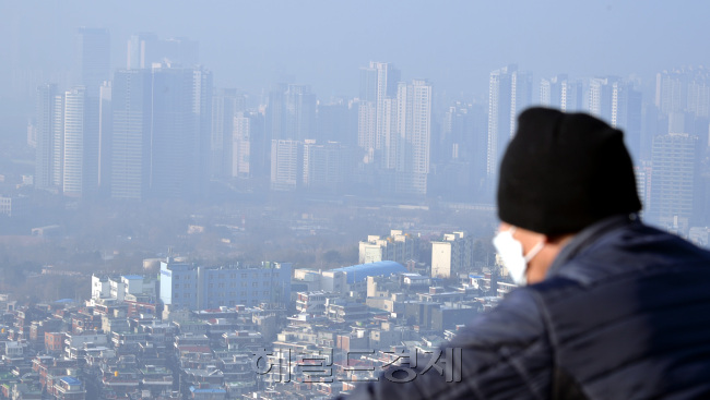 날씨가 풀리자. 미세먼지가 다시 기승을 부리고 있다. 17일 미세먼지 주의보는 전국적으로 '나쁨'을 예보하고 있다. 남산에서 바라본 서울시 전경이 뿌연 연무로 싸여있다. <br />정희조 기자/chehco@heraldcorp.com  181217
날씨가 풀리자. 미세먼지가 다시 기승을 부리고 있다. 17일 미세먼지 주의보는 전국적으로 '나쁨'을 예보하고 있다. 남산에서 바라본 서울시 전경이 뿌연 연무로 싸여있다.
정희조 기자/chehco@heraldcorp.com  181217